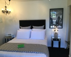 Deluxe Queen Suite With Garden View 